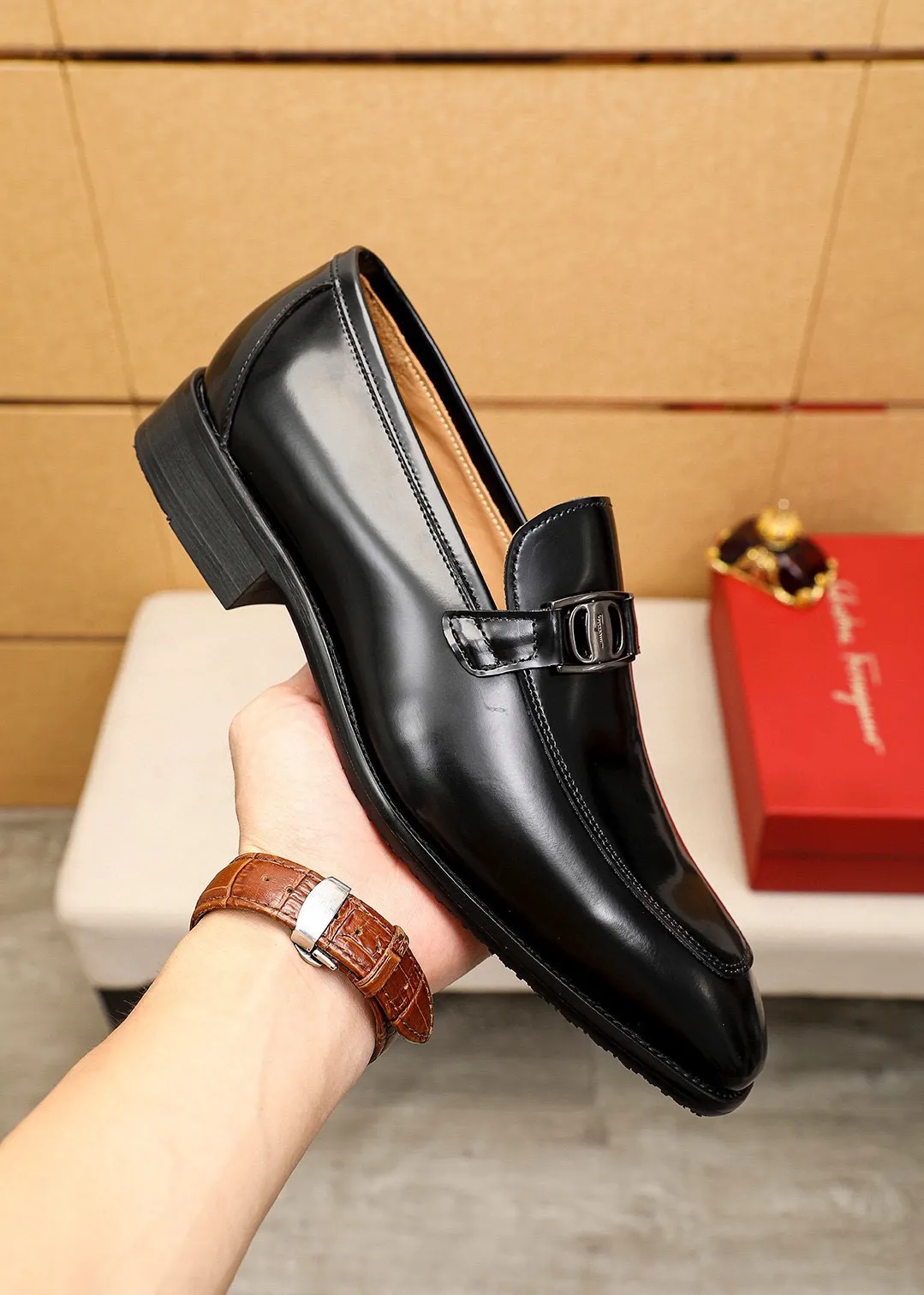 Men's shoes💰480💰 Product trademark: Ferragamo "Ferragamo" casual leather shoes Regular size: 38-44 (45🉑️customized) Product materials: Selected imported first-layer open-edge beaded calfskin upper + original hardware buckle, imported water-dyed cowhide leather lining. Strong three-dimensional visual effect, combined outsole Color: 1⃣️color optional